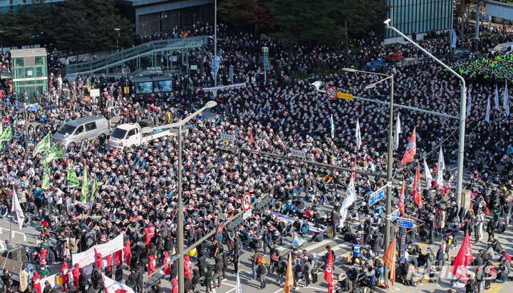 [서울=뉴시스] 권창회 기자 = 20일 오후 서울 서대문구 서대문역 사거리에서 전국민주노동조합총연맹 총파업 집회가 진행되고 있다. 2021.10.20. kch0523@newsis.com