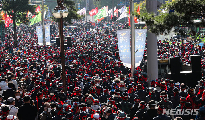 [서울=뉴시스] 권창회 기자 = 20일 오후 서울 서대문구 서대문역 사거리에서 전국민주노동조합총연맹 총파업 집회가 진행되고 있다. 2021.10.20. kch0523@newsis.com