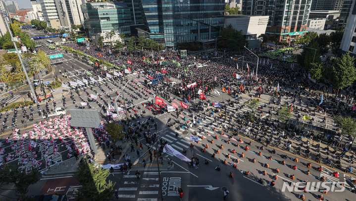 [서울=뉴시스] 권창회 기자 = 20일 오후 서울 서대문구 서대문역 사거리에서 전국민주노동조합총연맹 총파업 집회가 진행되고 있다. 2021.10.20. kch0523@newsis.com