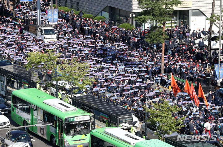 [서울=뉴시스] 백동현 기자 = 전국민주노동조합총연맹의 대규모 총파업 집회가 열린 20일 오후 서울 서대문구 서대문역사거리에서 참가자들이 구호를 외치고 있다. 2021.10.20. livertrent@newsis.com
