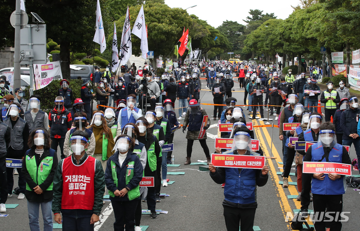 [제주=뉴시스] 우장호 기자 = 전국민주노동조합총연맹의 대규모 총파업 집회가 열린 20일 오후 제주시 연동 제주도청 앞 도로에서 400여명의 조합원들이 참석한 가운데 민주노총 제주본부 총파업 결의대회가 진행되고 있다. 2021.10.20. woo1223@newsis.com