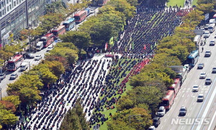 [부산=뉴시스] 하경민 기자 = 민주노총 부산지역본부 조합원 1만여명(주최 측 추산)이 20일 오후 부산 부산진구 송상현광장에서 총파업대회를 열고 있다. 2021.10.20. yulnetphoto@newsis.com