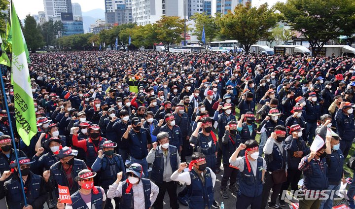 [부산=뉴시스] 하경민 기자 = 민주노총 부산지역본부 조합원 1만여명(주최 측 추산)이 20일 오후 부산 부산진구 송상현광장에서 열린 총파업대회에 참석해 구호를 외치고 있다. 2021.10.20. yulnetphoto@newsis.com