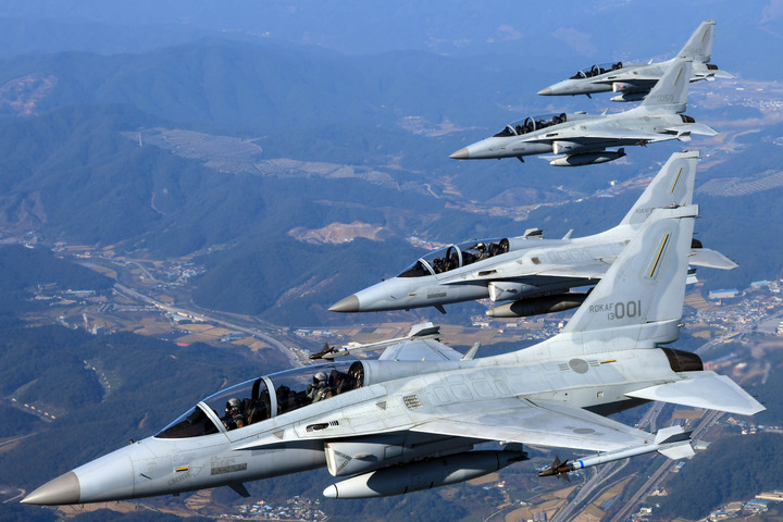 [성남=뉴시스] 전진환 기자 = 문재인 대통령이 20일 경기 성남시 서울공항에서 열린 2021 서울 국제 항공우주 및 방위산업 전시회 기념식에 FA-50 경공격기를 타고 영공을 비행해 참석하고 있다.(사진=국방부 제공) 2021.10.20. photo@newsis.com