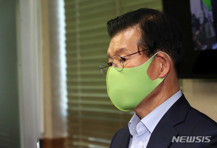 [성남=뉴시스] 고범준 기자 = 장영하 변호사가 지난 2021년 10월20일 오후 경기 성남시 법무법인 디지털 회의실에서 박철민 관련 기자회견을 하고 있다. 2021.10.20. bjko@newsis.com