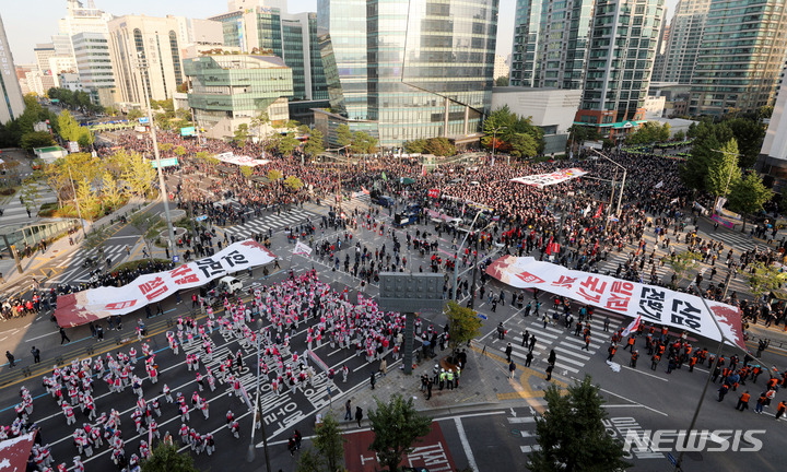 [서울=뉴시스] 추상철 기자 = 전국민주노동조합총연맹의 대규모 총파업 집회가 열린 20일 오후 서울 서대문구 서대문역사거리에서 참가자들이 대형현수막을 펼치는 퍼포먼스를 하고 있다. 2021.10.20. scchoo@newsis.com