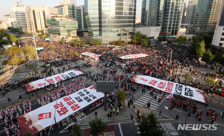 [서울=뉴시스] 추상철 기자 = 전국민주노동조합총연맹의 대규모 총파업 집회가 열린 지난달 20일 오후 서울 서대문구 서대문역사거리에서 참가자들이 대형현수막을 펼치는 퍼포먼스를 하고 있다. 2021.10.20. scchoo@newsis.com