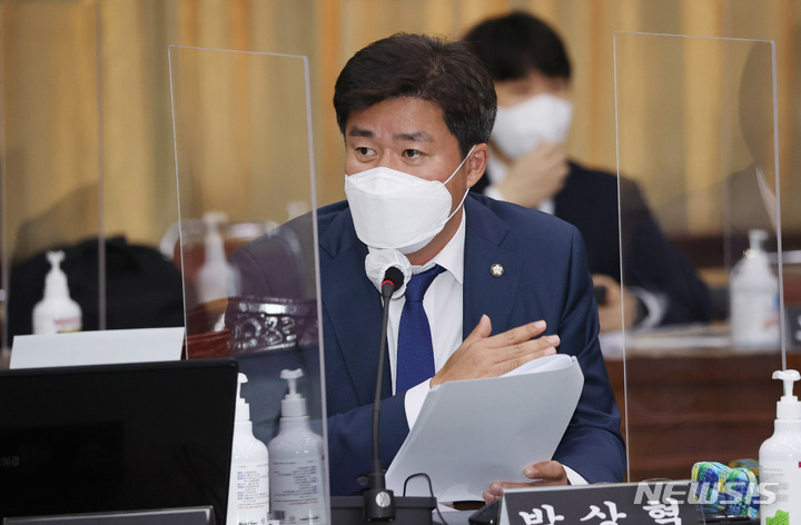 [수원=뉴시스] 국회사진기자단 = 20일 경기 수원 경기도청에서 열린 국토교통위원회의 경기도에 대한 국정감사에서 박상혁 더불어민주당 의원이 질의하고 있다. 2021.10.20. photo@newsis.com