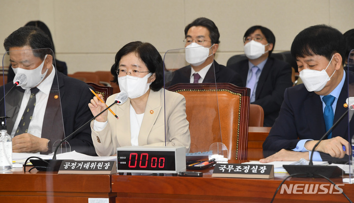 [서울=뉴시스] 전신 기자 = 강한승 쿠팡 대표이사(뒷줄)가 20일 오후 서울 영등포구 국회에서 열린 정무위원회 종합 국정 감사에 조성욱 공정거래위원회 위원장의 답변을 듣고 있다. (공동취재사진) 2021.10.20. photo@newsis.com