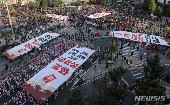 [서울=뉴시스] 권창회 기자 = 20일 오후 서울 서대문구 서대문역 사거리에서 전국민주노동조합총연맹 총파업 집회가 진행되고 있다. 2021.10.20. kch0523@newsis.com