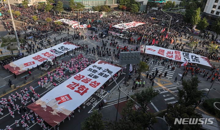 [서울=뉴시스] 권창회 기자 = 지난 20일 오후 서울 서대문구 서대문역 사거리에서 전국민주노동조합총연맹 총파업 집회가 진행되고 있다. 2021.10.20. kch0523@newsis.com