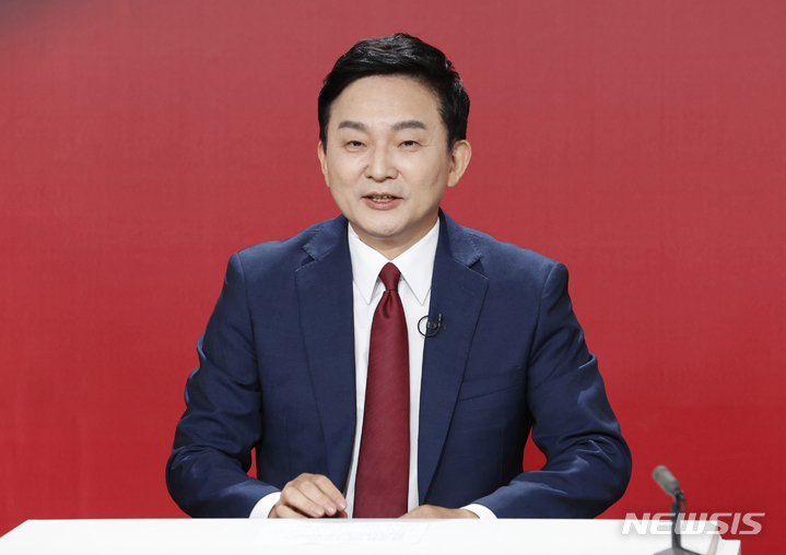 [대구=뉴시스] 이무열 기자 = 원희룡 국민의힘 대선 경선 후보가 20일 오후 대구MBC에서 열린 국민의힘 대선 경선 후보 대구·경북 합동토론회에 앞서 리허설을 하고 있다. 2021.10.20. lmy@newsis.com