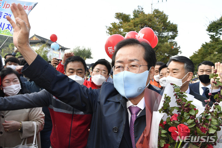 [대구=뉴시스] 이무열 기자 = 홍준표 국민의힘 대선 경선 후보가 20일 오후 대구 MBC에서 열리는 제20대 대통령선거 경선 후보 토론회에 입장하기에 앞서 환호하는 지지자들을 향해 손 들어 인사하고 있다. 2021.10.20. lmy@newsis.com