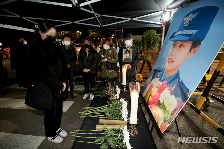 [서울=뉴시스] 김병문 기자 = 20일 오후 서울 용산구 국방부 앞에 마련된 공군 성추행 피해자 고 이예람 중사 추모 시민분향소를 찾은 시민이 묵념을 하고 있다. 2021.10.20. dadazon@newsis.com