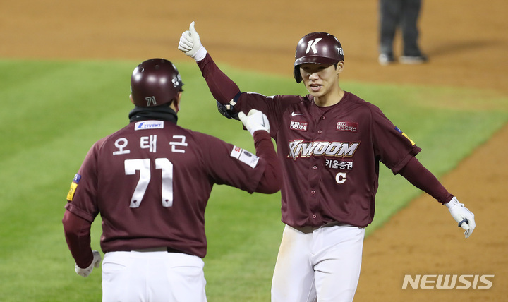 [서울=뉴시스] 이영환 기자 = 20일 오후 서울 송파구 잠실야구장에서 열린 2021 KBO리그 키움 히어로즈와 LG 트윈스의 경기,&nbsp; 5회초 1사 2,3루에서 키움 김혜성이 2타점 안타를 날린 후 기뻐하고 있다. 2021.10.20. 20hwan@newsis.com