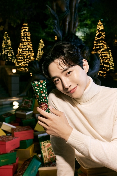 그룹 '2PM' 준호가 모델로 나선 록시땅 '2021 홀리데이 매직 컬렉션' 화보 *재판매 및 DB 금지