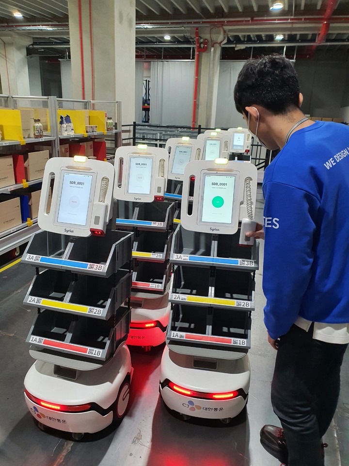 AMR기반 오더 피킹 시스템. (사진=CJ대한통운 제공) *재판매 및 DB 금지