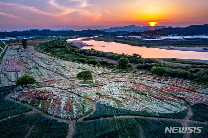 [창원=뉴시스] 경남 함안 악양둑발길.(사진=경남도 제공)