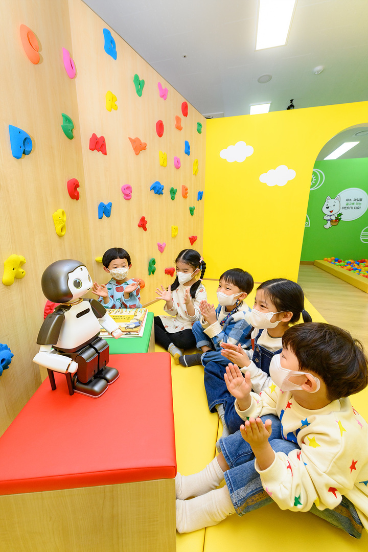 [서울=뉴시스] 서울 양천구는 최첨단 인공지능(AI) 로봇 '리쿠'를 적극적으로 활용해 어르신 디지털역량 강화 교육을 진행한다고 21일 밝혔다. 사진은 관내 아이들이 인공지능 로봇이 들려주는 구연동화를 듣고 있는 모습. (사진=양천구 제공) 2021.10.21. photo@newsis.com&nbsp; *재판매 및 DB 금지