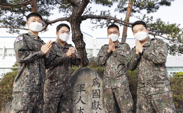[증평=뉴시스] 강신욱 기자 = 육군 37사단 군종부사관 3명이 군종병에 이어 임기제 부사관으로 군종활동을 이어가고 있다. 사진 왼쪽부터 이정우 하사, 이민우 하사, 군종참모 김종열 소령, 주민제 하사. (사진=육군 37사단 제공) 2021.10.21. photo@newsis.com *재판매 및 DB 금지