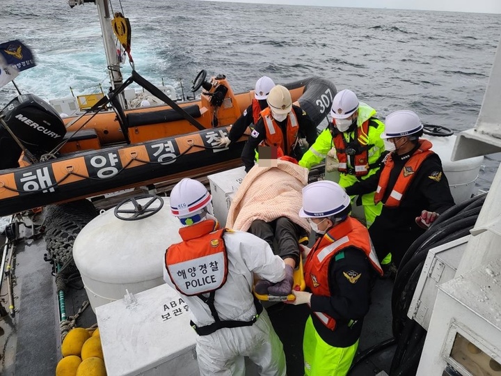 [울산=뉴시스] 구미현 기자 = 울산해양경찰서는 21일 오후 동해가스전(울기 동방 66km) 인근 해상에서 작업중이던 어선에서 응급환자가 발생해 긴급 이송하고 있다. 2021.10.21. (사진=울산해경 제공) photo@newsis.com *재판매 및 DB 금지