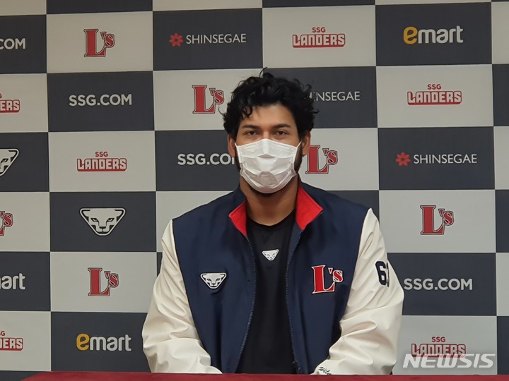 [인천=뉴시스] 김희준 기자 = SSG 랜더스의 윌머 폰트가 21일 인천 SSG랜더스필드에서 두산 베어스와의 경기를 마친 뒤 인터뷰를 하고 있다. 2021.10.21jinxijun@newsis.com 
