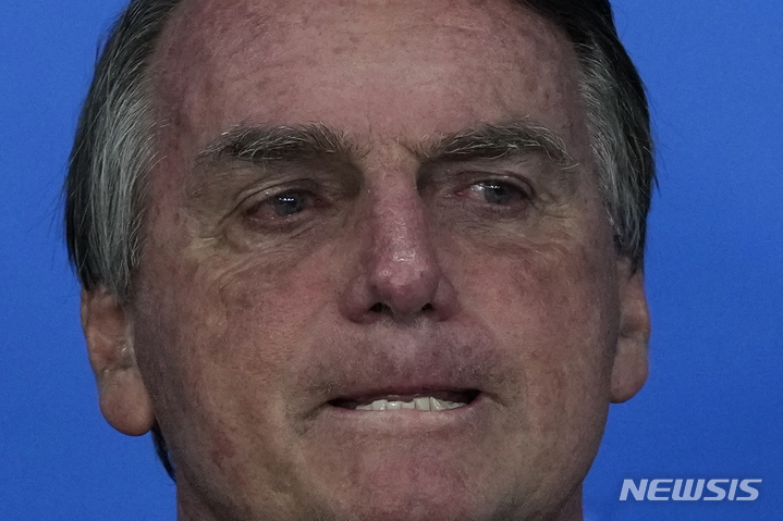 [브라질리아=AP/뉴시스]자이르 보우소나루 브라질 대통령이 20일(현지시간) 브라질리아의 플라날투 대통령궁에서 열린 기념식에 참석하고 있다. 지난 6개월 간 정부의 코로나19 대응 실태를 조사한 브라질 상원의 위원회가 20일(현지시간) 보우소나루 대통령이 정부의 코로나19 대응을 망쳐 세계 2위의 사망자 발생을 초래했다며 대통령을 반인륜적 범죄 및 기타 혐의로 기소할 것을 권고했다. 2021.10.21