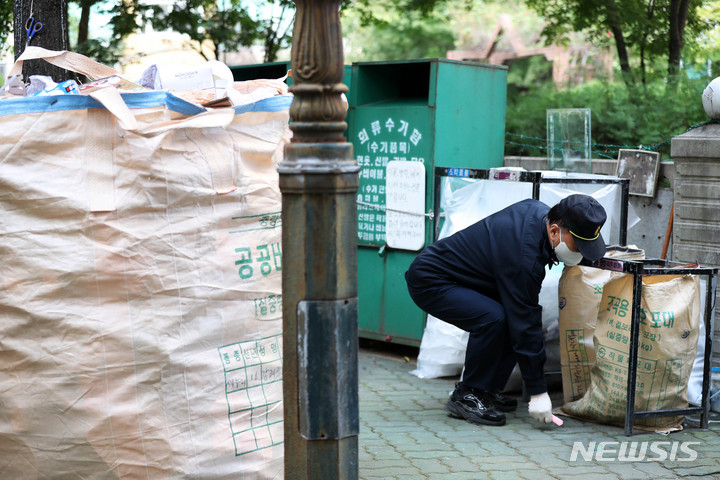 [서울=뉴시스] 백동현 기자 = 아파트 경비원의 갑질 피해를 막기 위해 개정한 관련법이 시행된 지난 21일 오전 서울 시내 한 아파트에서 경비원이 업무를 보고 있다. 2021.10.21. livertrent@newsis.com