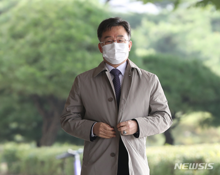 [서울=뉴시스] 조수정 기자 = '대장동 의혹'으로 재소환된 화천대유 대주주 김만배 씨가 지난 21일 오전 서울 서초동 서울중앙지방검찰청에 출석하고 있다. 2021.10.21. chocrystal@newsis.com