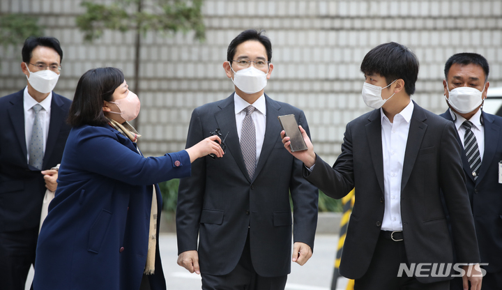 [서울=뉴시스] 조수정 기자 = 이재용 삼성전자 부회장이 지난 21일 오전 회계부정·부당합병 1심 속행 공판에 출석하기 위해 서울 서초구 서울중앙지법에 들어서며 기자들의 질문에 답하고 있다. 2021.10.21. chocrystal@newsis.com