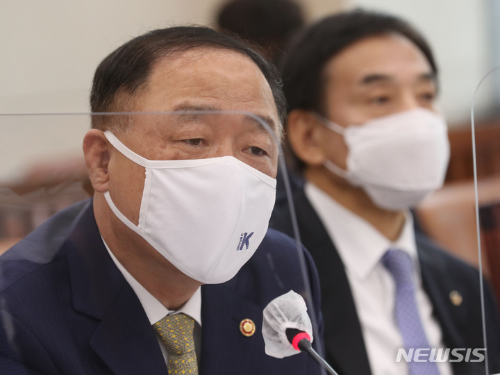 [서울=뉴시스] 전신 기자 = 홍남기 경제부총리 겸 기획재정부 장관이 21일 서울 여의도 국회에서 열린 기획재정위원회의 기획재정부, 한국은행 등에 대한 종합감사에서 의원 질의에 답변하고 있다. (공동취재사진) 2021.10.21. photo@newsis.com