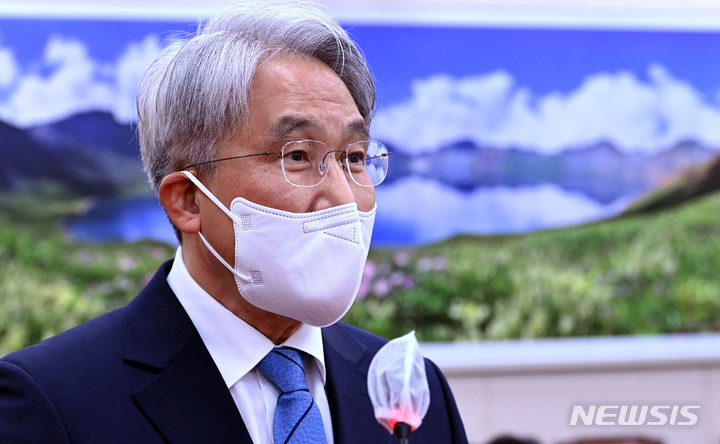 [서울=뉴시스] 전신 기자 = 홍현익 국립외교원장이 지난해 10월21일 서울 여의도 국회에서 열린 외교통일위원회의 외교부, 통일부 등에 대한 종합감사에서 의원 질의에 답변하고 있다. (공동취재사진) 2022.02.09. photo@newsis.com