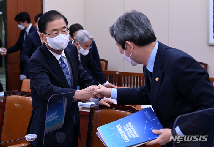 [서울=뉴시스] 전신 기자 = 정의용 외교부 장관과 이인영 통일부 장관이 21일 서울 여의도 국회에서 열린 외교통일위원회의 외교부, 통일부 등에 대한 종합감사에서 인사하고 있다. (공동취재사진) 2021.10.21. photo@newsis.com