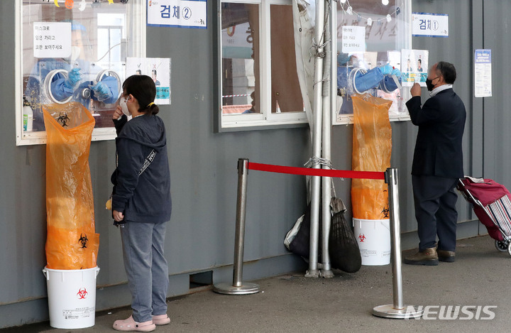[서울=뉴시스] 백동현 기자 = 코로나19 신규 확진자가 1,441명으로 집계된 21일 오전 서울 중구 서울역광장 임시선별검사소에서 시민들이 검사를 받고 있다. 2021.10.21. livertrent@newsis.com