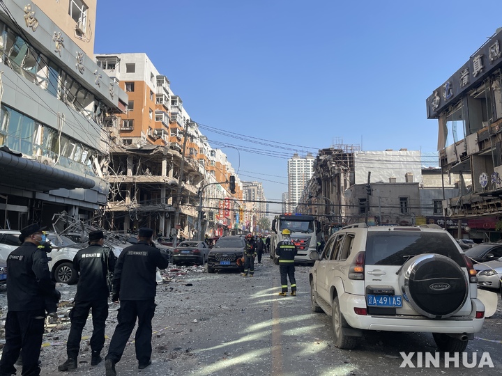 [선양=신화/뉴시스] 중국 랴오닝성 성도 선양에 소재한 식당에서 21일 아침 가스 폭발사고가 발생해 최소한 34명이 죽거나 다쳤다. 2021.10.21