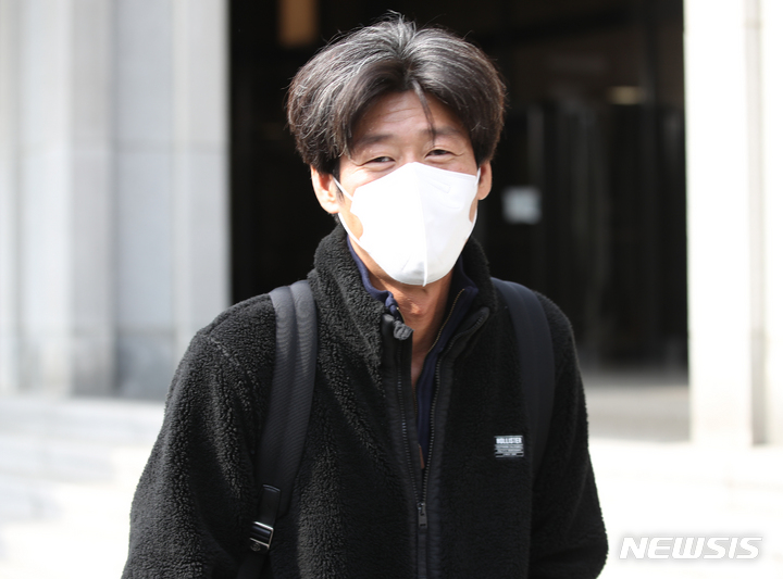 [서울=뉴시스] 조수정 기자 = '대장동 사업 특혜 의혹'과 관련, 천화동인 4호 소유주 남욱 변호사가 지난달 21일 오전 검찰에 재소환돼 조사를 받은 뒤 점심식사를 위해 서울 서초동 서울중앙지검을 나서고 있다. 2021.10.21. chocrystal@newsis.com