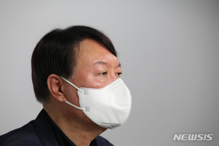 전두환 수렁 자초 윤석열…'개 사과' 사진에 최대 위기
