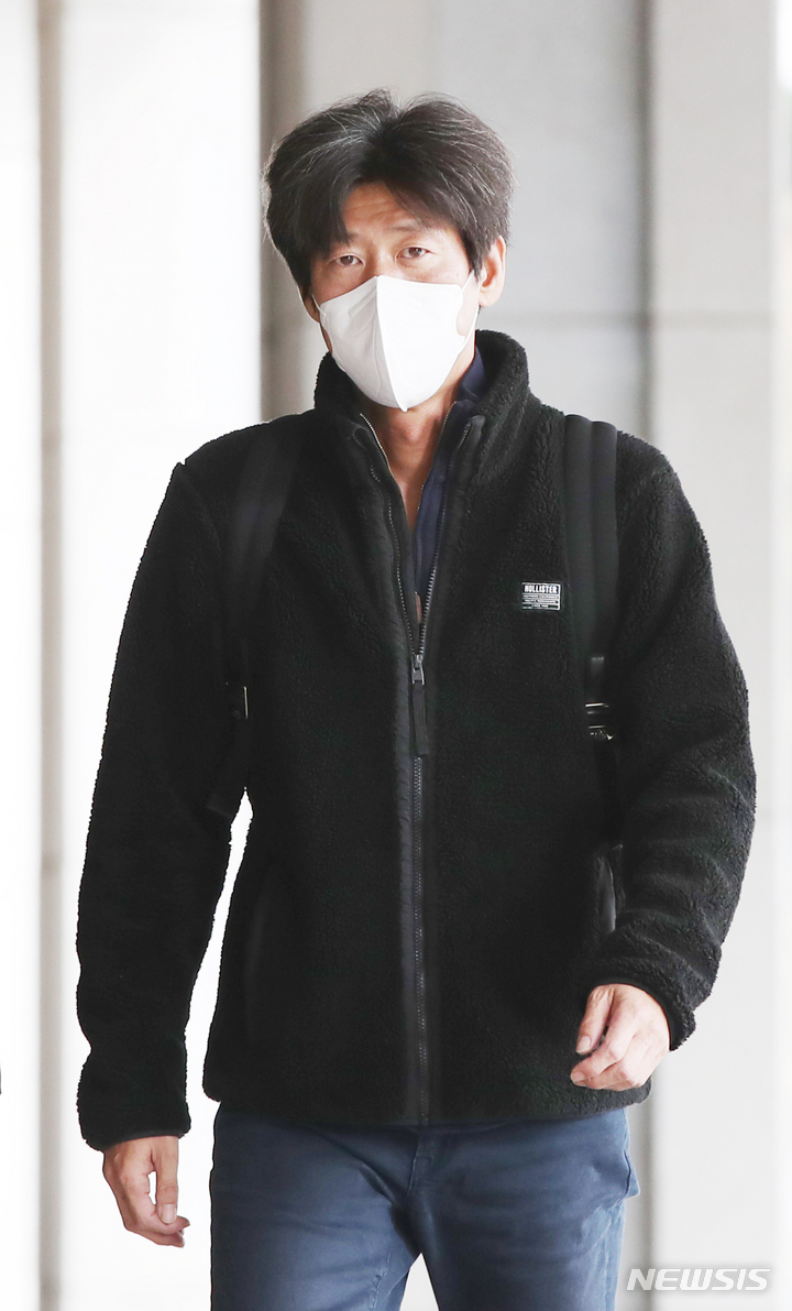 [서울=뉴시스] 조수정 기자 = '대장동 사업 특혜 의혹'과 관련, 천화동인 4호 소유주 남욱 변호사가 지난 21일 오전 검찰에 재소환돼 조사 중 점심식사를 마친 뒤 오후에 다시 서울 서초동 서울중앙지방검찰청으로 들어서고 있다. 2021.10.21. chocrystal@newsis.com