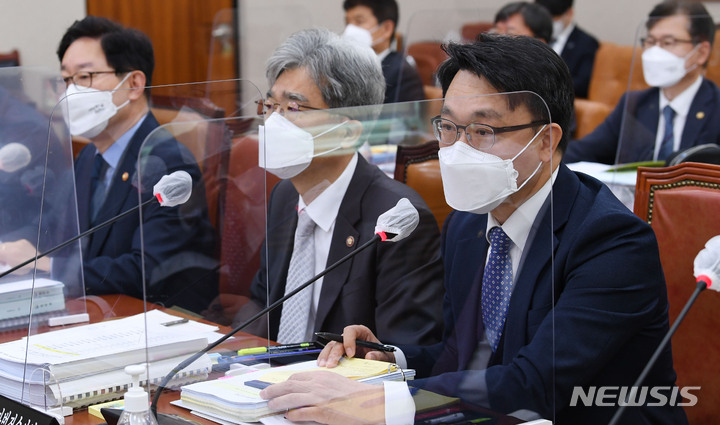 [서울=뉴시스] 전신 기자 = 김진욱 공수처장이 21일 서울 여의도 국회에서 열린 법제사법위원회의 법무부, 대법원 등에 대한 종합감사에서 의원 질의에 답변하고 있다. (공동취재사진) 2021.10.21. photo@newsis.com