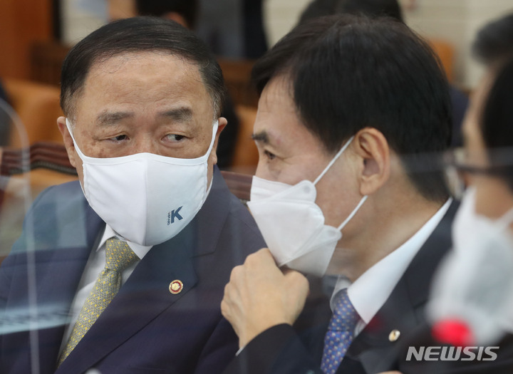 [서울=뉴시스] 전신 기자 = 홍남기 경제부총리 겸 기획재정부 장관(왼쪽)과 이주열 한국은행 총재. photo@newsis.com