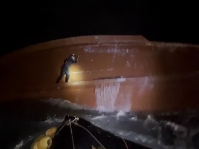 [서울=뉴시스] 홍효식 기자 = 지난 19일 오후 11시께 독도 북동쪽 공해상에서 9명이 탄 72t급 후포 선적 '제11일진호'가 전복됐다. 독도 해상 어선 전복 사고 이틀째인 21일 해경 구조대가 실종자 수색작업을 하고 있다. (사진=동해지방해양경찰청 제공) 2021.10.21. photo@newsis.com *재판매 및 DB 금지