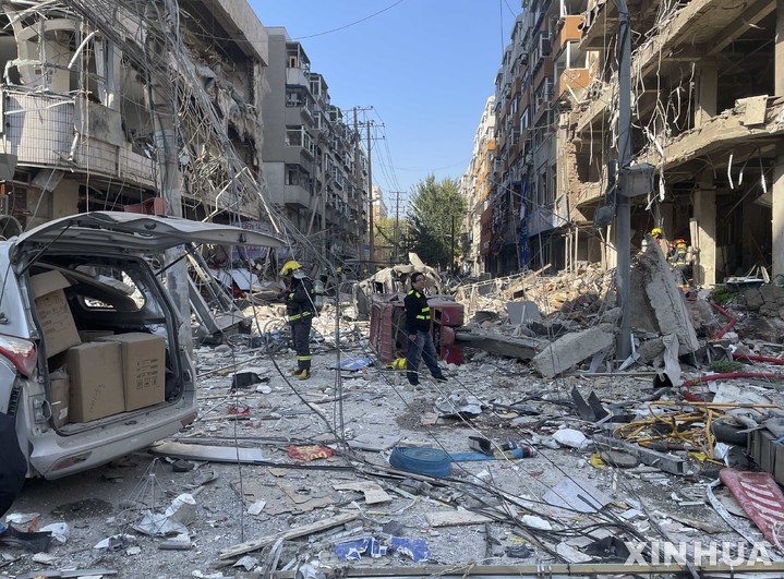 [선양=신화/뉴시스] 21일(현지시간) 중국 동북부 랴오닝성 성도 선양시의 한 식당 건물에서 가스 유출로 추정되는 폭발 사고가 일어나 구조대원들이 대응하고 있다. 2021.10.21.