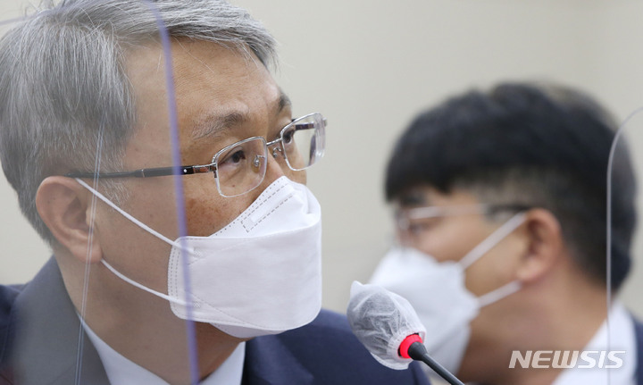 [서울=뉴시스] 최동준 기자 = 박재현 한국수자원공사 사장이 21일 서울 여의도 국회에서 열린 환경노동위원회 전체회의에서 한국수자원공사 직원 부산 에코델타시티사업 횡령사건 질의에 답변하고 있다. (공동취재사진) 2021.10.21. photo@newsis.com