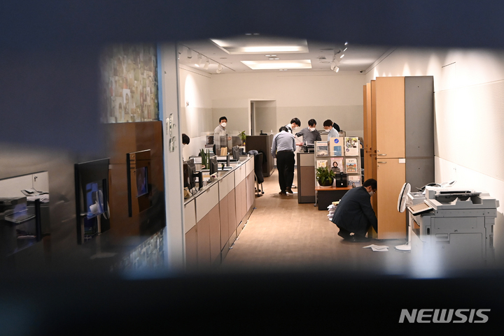 [성남=뉴시스] 김종택기자 = 대장동 로비·특혜 의혹 사건을 수사중인 검찰이 21일 오후 경기도 성남시청 비서실에서 압수수색을 하고 있다. 2021.10.21.jtk@newsis.com