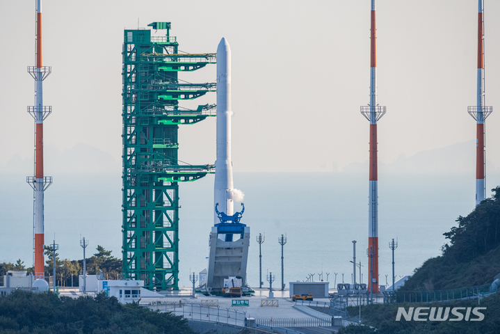 [광주=뉴시스] 사진공동취재단 = 21일 전남 고흥군 나로우주센터 제2발사대에서 한국형 발사체 누리호(KSLV-ll) 기립장치가 분리되고 있다. 누리호는 1.5t급 실용위성을 지구저궤도( 600~800km)에 투입하기 위해 만들어진 3단 발사체이며 엔진 설계에서부터 제작, 시험, 발사 운용까지 모두 국내 기술로 완성한 최초의 국산 발사체이다. 2021.10.21. photo@newsis.com