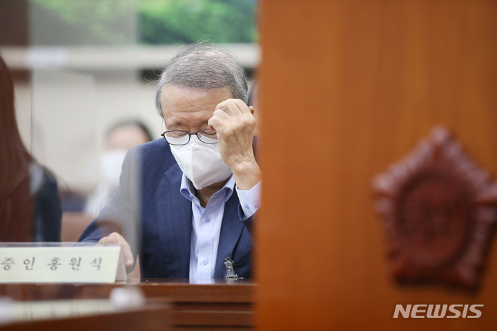 [서울=뉴시스] 최동준 기자 = 홍원식 남양유업 회장이 지난 2021년 10월21일 서울 여의도 국회에서 열린 환경노동위원회의 고용노동부 등에 대한 종합감사에서 증인으로 출석해 있다. (공동취재사진) 2021.10.21. photo@newsis.com