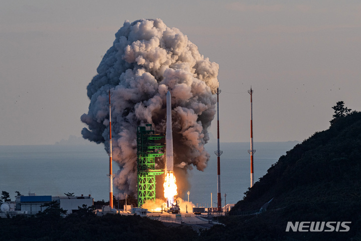 [고흥=뉴시스] 사진공동취재단 = 한국형 발사체 누리호(KSLV-ll)가 21일 전남 고흥군 나로우주센터 제2발사대에서 화염을 내뿜으며 힘차게 날아오르고 있다. 누리호는 1.5t급 실용위성을 지구저궤도(600~800km)에 투입하기 위해 만들어진 3단 발사체이며 엔진 설계에서부터 제작, 시험, 발사 운용까지 모두 국내 기술로 완성한 최초의 국산 발사체이다. 2021.10.21. photo@newsis.com