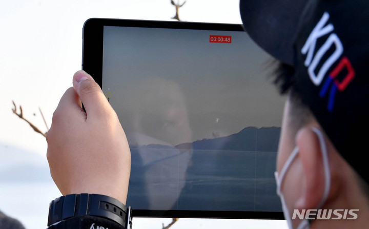 [고흥=뉴시스] 변재훈 기자 = 21일 오후 전남 고흥군 영남면 우주발사전망대에서 한 학생이 나로우주센터에서 발사된 한국형 발사체 '누리호'(KSLV-II) 비행 장면을 촬영하고 있다. 2021.10.21. wisdom21@newsis.com