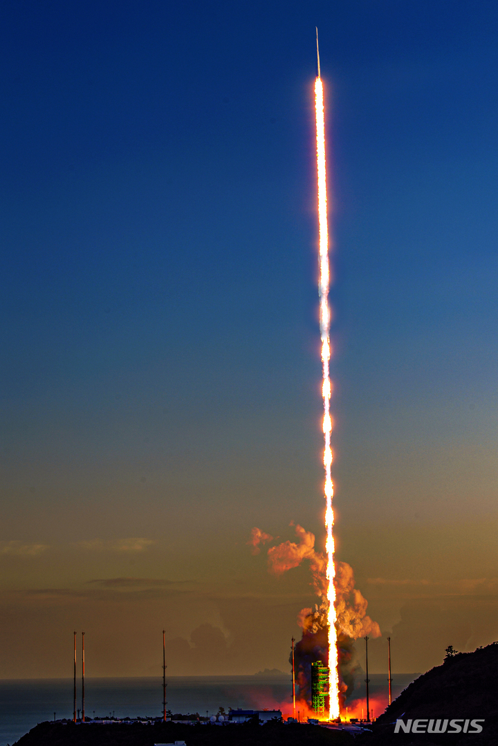 [고흥=뉴시스] 사진공동취재단 = 21일 전남 고흥군 나로우주센터 제2발사대에서 발사된 한국형 발사체 누리호(KSLV-ll)가 불꽃을 뿜으며 우주를 향해 비행하고 있다. 누리호는 1.5t급 실용위성을 지구저궤도( 600~800km)에 투입하기 위해 만들어진 3단 발사체이며 엔진 설계에서부터 제작, 시험, 발사 운용까지 모두 국내 기술로 완성한 최초의 국산 발사체이다. 2021.10.21. photo@newsis.com