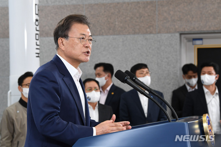 [고흥=뉴시스] 전진환 기자 = 문재인 대통령이 21일 오후 한국형 발사체 '누리호(KSLV-2)'의 발사 참관을 마치고 전남 고흥 나로우주센터 발사통제동에서 대국민 메시지를 발표하고 있다. 2021.10.21. amin2@newsis.com